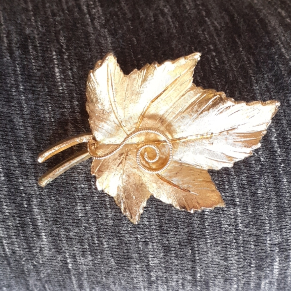 Signed BSK GoldTone Maple leaf brooch pin